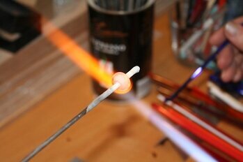 Herstellung Glasperle mit eingeblasener Asche